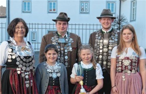 Treffsicher: (von links) Schützenkönigin Michaela Blank, Gaukönigin Christina Stockmeier (Lichtgewehr Jugend), Gaukönig Benedikt Buchner (Pistole), Schützenkönigin Leonie Blank (Lichtgewehr Jugend), Gaukönig Johann Stübl (Luftgewehr) und Jugendschützenkönigin Lea Sailer.Foto re