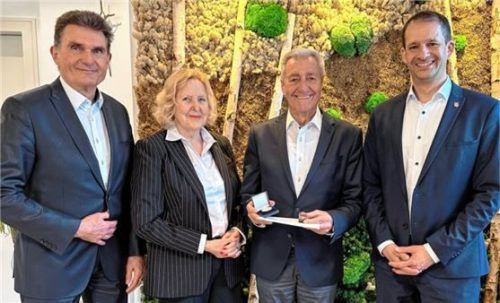 Udo Satzger (Zweiter von rechts) erhielt im Beisein seiner Frau, Gisela Satzger, von Stadtdirektor Michael Keneder (links) sowie Oberbürgermeister Andreas März die städtische Verdienstmedaille.Foto re