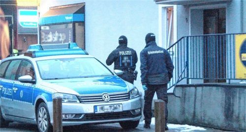 Über 20 Beamte der Kripo Mühldorf und Traunstein durchforsteten die Wohnungen der verdächtigen Personen. Foto dpa