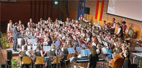 Über 60 Musikanten sorgten beim Konzert der Isener Blaskapelle für einen beeindruckenden Abend.Foto manzinger