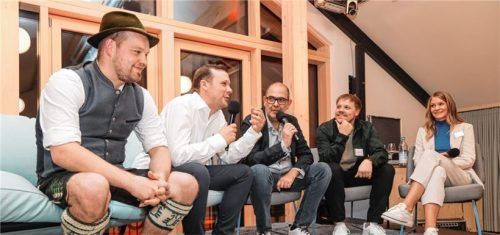 Über die Entstehungsgeschichte des Patch.Work diskutierte Moderator Hannes Ringlstetter (Mitte) bei der Eröffnungsfeier mit (von links) Simon und Bastian Daxenberger sowie Geschäftsführer Stefan Daxenberger und seiner Schwester Theresa Brüderl, die als Architektin miteingebunden war.