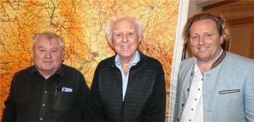 Über die Flucht aus dem Sudetenland erzählte ergreifend Heinz Päsold (Mitte), der damals erst sieben Jahre alt war. Der Vorsitzende des Heimat- und Geschichtsvereins Bedaium, Josef Schwab (links), und sein Stellvertreter Marcus Altmann dankten für die offenen, bewegenden Worte. Foto Müller