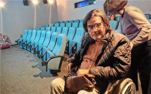 ...über die ihn starke Helfer tragen. Fotos Birkhof