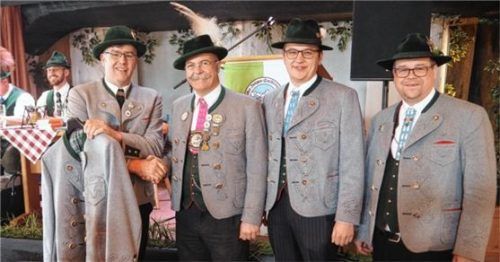 Über eine gelungene Veranstaltung freuten sich: (von links) der Vorsitzende von Immergrün Altenbeuern, Peter Bichler, Gauvorsitzender Pankraz Perfler, Neubeuerns Bürgermeister und Schirmherr Christoph Schneider und Festleiter Konrad Stuffer.Foto re
