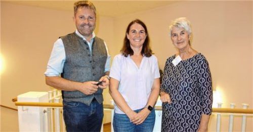 Über Vorsorgevollmacht und Patientenverfügung referierte Brigitte Stief vom Selbsthilfezentrum Traunstein (rechts) im vergangenen Jahr in Reit im Winkl. Quartiersmanagerin Ulrike Speicher (Mitte) berichtete nun über ihre Arbeit. Links freut sich Bürgermeister Matthias Schlechter.Foto  Archiv Hauser