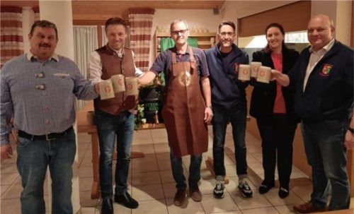 Überzeugten sich vom guten Geschmack: (von links) Christian Fischl, Martin Berger, Hans Wastl, Volker Hartmetz, Antonia Hansmeier und Werner Müller. Foto klien