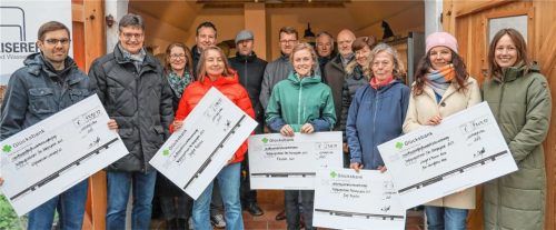 Unterstützung für herausragende Projekte des Jahres 2023: Reinhard Meier (MiLaMü), Landrat Max Heimerl, Bürgermeisterin Anna Meier, Bürgermeister Christian Weyrich, Josefine Reißaus (Biohof Reiserer), Matthias Reißaus (Biohof Reiserer), Bürgermeister Roland Kamhuber, Elisabeth Auer, Dr. Michael Rittershofer, Bürgermeister Thomas Einwang, Bürgermeisterin Sissi Schätz, Mechthilde Eisgruber, Margot Erber und Lena Koch von der Ökomodellregion Mühldorfer Land.Foto  Kreis- und Regionalentwicklung am Landratsamt Mühldorf