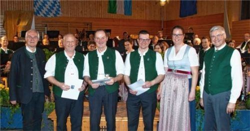 Urkunden vergeben: (von links) Leonhard Eisner vom Musikbund von Ober- und Niederbayern, die Geehrten Hans Rummelsberger, Franz Fischer und Donat Fischer sowie Barbara Dienhart (Kasse) und Dirigent Albert Osterhammer. Foto  Berger