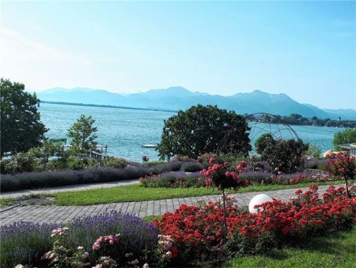 Urlaub für die Seele: Der Hofanger in Gstadt mit Blick auf die Fraueninsel Foto  Kirchner