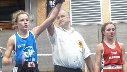 Urteilsverkündung im Ring: Katja Voloskovska (links) besiegte Leesha Horger (BC Piccolo Fürstenfeldbruck).Foto re
