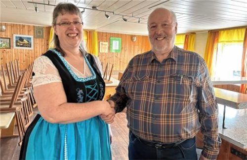 Vater Josef Ziegler reicht den Staffelstab an seine Tochter Ingrid Ziegler weiter. Foto Huber