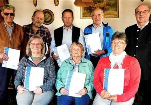 VdK-Vorsitzender Vitus Pichler (hintere Reihe, rechts) ehrte die treuen Mitglieder (hinten, von rechts) Josef Hochreiter, Alois Köhldorfner, Josef Utz und Sepp Köhldorfner sowie (vorne, von rechts) Marianne Bauer, Agnes Fill und Monika Neuwald.Foto unterforsthuber