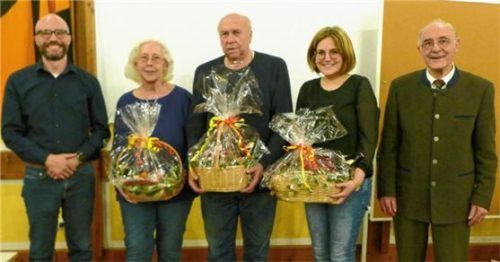 Verabschiedung bei der Kolpingsfamilie: (von links) Der geistliche Beirat Nicolas Gkotses dankte den scheidenden Vorstandsmitgliedern Helene und Walter Borgfeldt und Stefanie Holzner ebenso wie der Kolping-Vorsitzende Dr. Herbert Schwarz (rechts). Foto Bachmaier