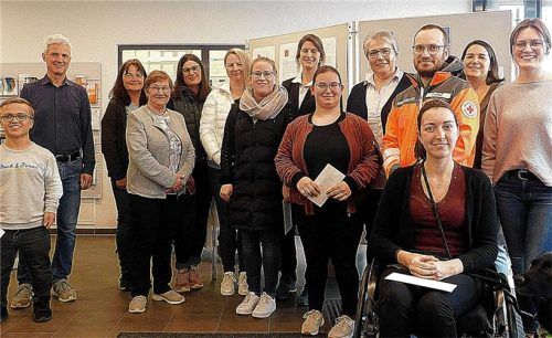 Veranstalter und Spendenempfänger freuen sich über den gelungenen Martinimarkt: von links) Julian Linner, Bürgermeister Thomas Schmidinger, Luitgard Graßl, Kathi Hellmaier, Karin Westner, Michaela Eichinger, Katharina Randlinger, Senta Lechner, Laura Bachmaier, Dritte Bürgermeisterin Anita Meisl, Dr. Korbinian Wäsle, Tine Dettenbeck, Sandra Oberleitner und vorne Lisa Kierner mit ihrem Therapiehund.Foto unterforsthuber