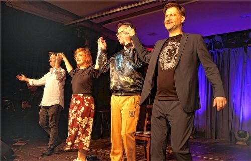 Verdienter Schlussapplaus: (von rechts) Michael Altinger mit C. Heiland, Christl Sittenauer und Stefan Noelle. Foto Seitz