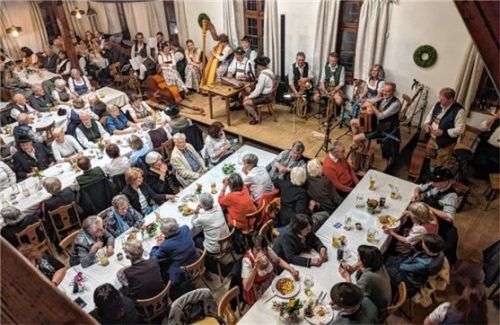 Verschiedene Musiker trugen zum Gelingen des Hoagarts bei, den das Publikum genoss.Foto re