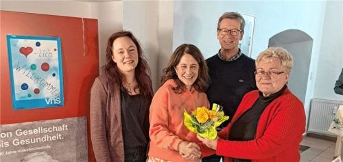 Verwaltungsmitarbeiterin Brigitte Häglsperger, Dozentin Maria del Carmen Garcia Saavedra, Zweiter Vorstand Lothar Krenn, Erste Vorsitzende Rosina Maria von Roennebeck (von links).Foto VHS