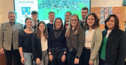 Viele Ehrungen gab es bei der Bürgerversammlung: (von links) Bürgermeister Sebastian Linner mit Maria Bauer, Balian Byington, Andrea Hundhammer, Sebastian Linner, Franziska Egger, Franziska Eisenauer, Stefanie Lechner, Alexander Boschner und Katharina Egger sowie Irmgard Daumoser.Foto manzinger