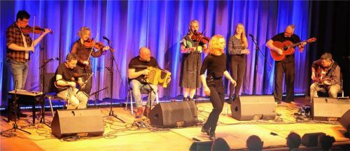 Viele Könner auf der Bühne: (von links) Shane Meehan, Diarmaid Moynihan, Deirdre Moynihan, David Munelly, Aneta Dortova, Anne Brennan, Inni-K, Fabian Joyce und Shane McGowans.