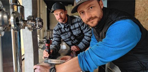 Viele Stunden mit Meterstab und Akkuschrauber in der Hand: Die beiden Spezln Tobi Gruber (rechts) und Max Atzenbeck wollen mit einem fahrenden Pub für Jung und Alt der Kultur auf die Beine helfen. Foto Josef Enzinger