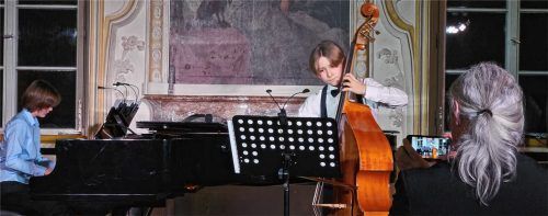 Vielversprechender Beginn mit (von links) Lilli Höfer am Klavier, Antonius Poxleitner am Kontrabass – und Claus Freudenstein am Smartphone. Foto Gärtner