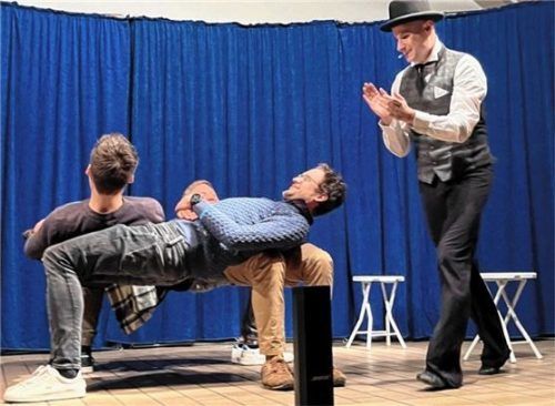 Vier Freiwillige scheinen zu schweben. Ist die Schwerkraft außer Kraft gesetzt? Foto Janeczka