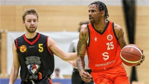 Vince Garrett (rechts) leitete die Aufholjagd mit 34 Punkten an.Foto Hans Weitz