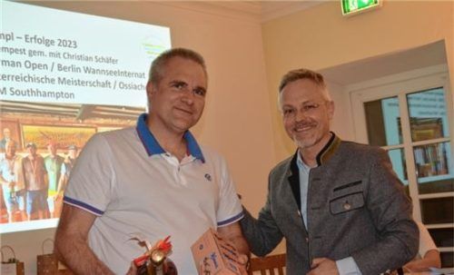 .v.l. Dr. August Trimpl wurde von Vorsitzenden Erwin Kraus für die internationalen sportlichen Erfolge beim Segeln geehrt. Foto  Eder