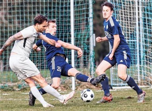 Voller Einsatz: Die Raublinger Franz Mangstl (Mitte) und Quirin Wolfrum (rechts) kämpfen um den Aufstieg. Foto Christian Mühlhofer