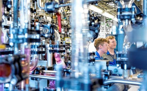 Von 100 Jahren Erfahrung im Fachbereich Chemie profitieren Auszubildende bei Wacker, wie zum Beispiel Lukas Peukert und Jonas Schikhuber, die beide das Lehrtechnikum im Werk Burghausen absolvieren.