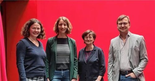 Von links: Jennifer Morscheiser (Leiterin Ausstellungszentrum Lokschuppen), Marie Luise Forster (Stadtbibliothek Rosenheim), Sylvia Seiler ( Stv. Leiterin der VHS Rosenheim) und Johannes Merkl (Geschäftsführer Stadtjugendring Rosenheim).Foto re