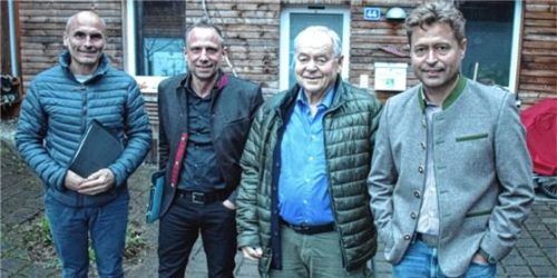 Von links nach rechts: Josef Heiß, Leiter der Bauverwaltung in Seeon-Seebruck, Umweltminister Thorsten Glauber, Hans Fritz und sein Sohn Hans Fritz junior. Foto hin