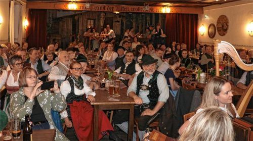 Von weither kamen die Zuhörer nach Söllhuben ins Gasthaus Post zum Hirzinger, um die Gewinner des letztjährigen Wettbewerbs um den Traunsteiner Lindl zu sehen und zu hören.Fotos  Rehberg