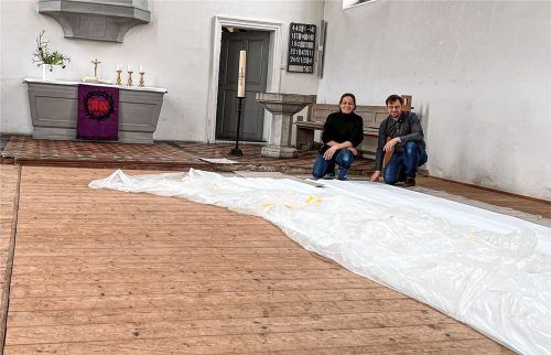 Vorbereitungen für die Ausstellung „Tuchfühlung“: Künstlerin Katharina Gaenssler und Pfarrer Dr. Richard Graupner in der Karolinenkirche. Foto Heinz