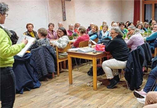 Vorsitzende Astrid Gambos stellt das Programm für 2024 vor. Foto re