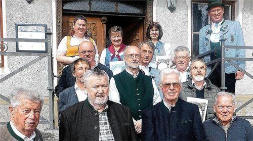 Vorsitzender Alois Köhldorfner (hinten rechts) ehrte (vorne, von links) Michael Köhldorfner senior, Thomas Schachner, Peter Köhldorfner und Ewald Obermaier sowie (Mitte, von rechts) Anton Wittenzellner, Hermann Fröminger, Walter Herbst, Michael Köhldorfner junior, Josef Beham und Siegi Hudelist sowie (hinten, von links) Karina Köhldorfner, Angelika Oberbauer und Resi Flötzl für ihre langjährige Mitgliedschaften.Foto unterforsthuber