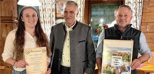 Vorsitzender Bernhard Heistinger (Mitte) bedankte sich bei Irmi und Herbert Aicher aus Surberg für deren hervorragende Zuchtarbeit.Foto  Kamhuber