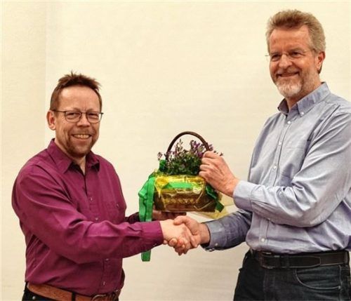 Vorsitzender Gerhard Franke (links) dankt dem scheidenden Kassier, Hans Ziegler, für neun Jahre im Amt.Foto  Franke