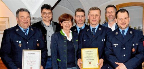 Vorsitzender Hans Kneißl (rechts), Landrat Max Heimerl (Zweiter von links), Bürgermeisterin Sissi Schätz, Kommandant Heinrich Wagner (Mitte) und Bürgermeister Thomas Weber (Zweiter von rechts) führten die Ehrungen für Hans Kneißl senior und Josef Schloifer durch.Foto bauer