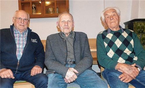 Vorsitzender Herbert Ober (von links) ehrte die ältesten Vereinsmitglieder Franz Löw und Wolfgang Weber. Foto unterforsthuber