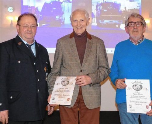 Vorsitzender Hermann Huber ehrte Helmut Bock und Georg Bauer (von links). Foto Huber