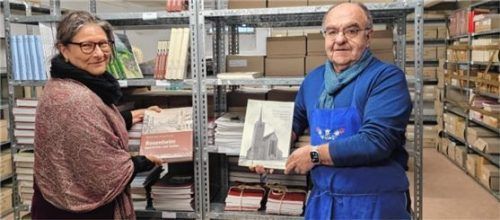 Vorsitzender Karlheinz Brauner und Schriftführerin Regine Gauklitz-Opperer erklären die Gründe für den vorübergehenden Umzug.Foto Wunsam