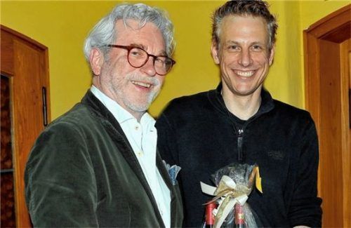 Vorsitzender Martin Hohenadel (rechts) ehrt Jakob Keller für 55 Jahre Mitgliedschaft.Foto bauer