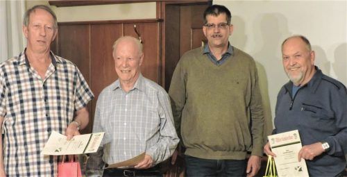 Vorsitzender Stefan Reischl (Dritter von links) ehrte für ihre 25-jährige Vereinszugehörigkeit unter anderem: (von links) Konrad Reischl, Alois Schied sowie Günther Zellner. Foto  Petzinger
