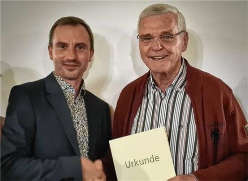 Vorsitzender Stephan Hammermüller (links) ernennt Heinz Brendel zum Ehrenmitglied.Foto rieger