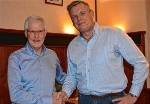 Wechsel an der Vereinsspitze: Manfred Kneis (links) übergab die Leitung des Vereins „Aktives Grassau“ an Alexander Reber. Foto Eder