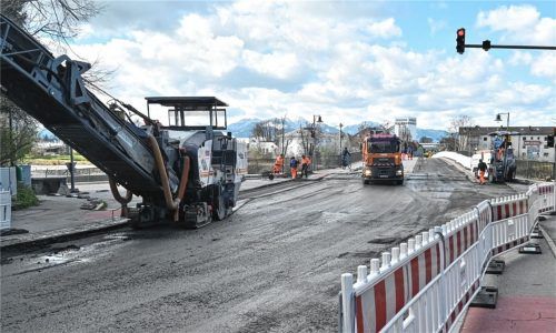 Wegen Sanierungsarbeiten ist die Innbrücke zwischen Stephanskirchen und Rosenheim noch bis Donnerstag, 28. März, komplett gesperrt. Foto Schlecker