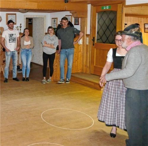 Welche Schritte wichtig sind und worauf es ankommt, das erklären „Danei“ Egger und Johanna Schmuck (rechts) zu Beginn eines jeden Tanzkurses. Fotos Wegscheider