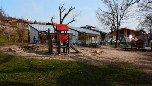 Wenn Anfang September der neue Kindergarten (hinten rechts) fertig ist, dann soll der alte energetisch saniert werden. Foto Merk