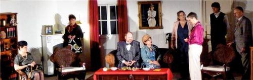 Wer ist der Mörder? (von links) Karin Polzer (Catherine), Annegret Weinbauer (Leila Arden), Peter Mück (Kenneth Raglan), Hermann Polzer (Sir Kentley), Doris Thomas (Sarah Brandon) und Beate Morbach (Rose Cadell). Foto fischer